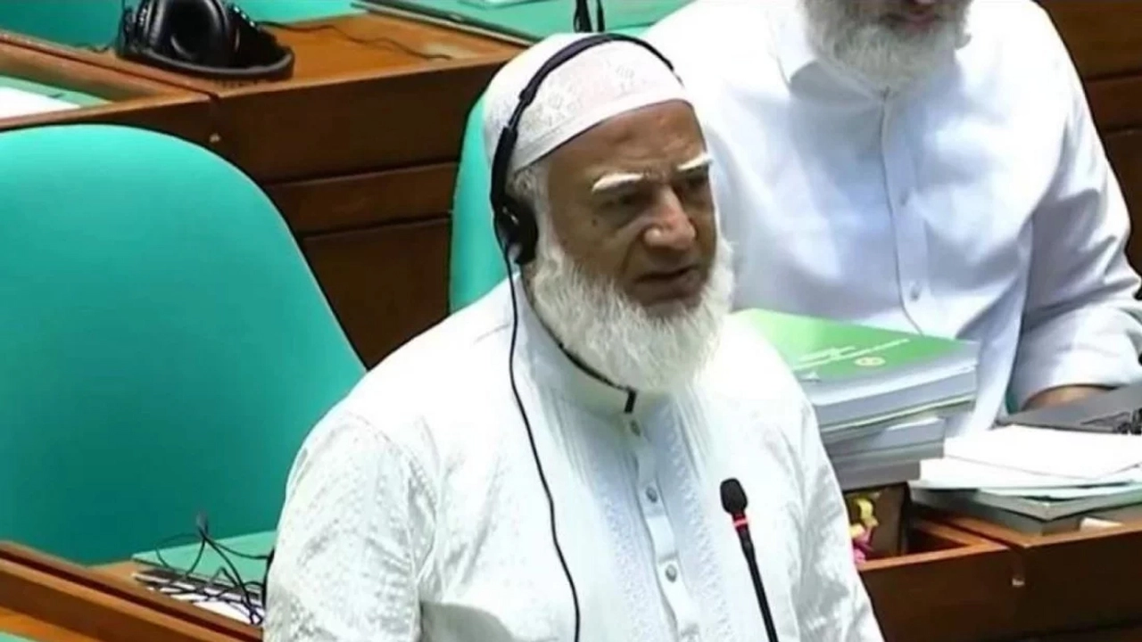 বিরোধীদলীয় নেতার বক্তব্য শুনে পুরো সংসদ টেবিল চাপড়ে সমর্থন জানাল