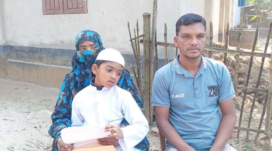 ঘোড়াঘাটে ৮ বছরের ইশতিয়াকের কর্নিয়াল রোগে দৃষ্টিশক্তি হারানোর শঙ্কা
