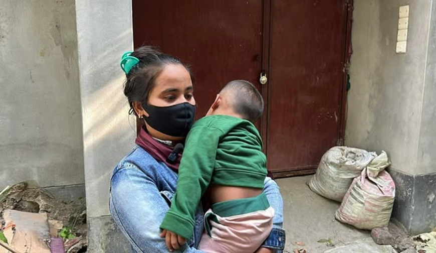 যশোরে পুলিশ সদস্যের বাড়িতে শিশু নিয়ে গৃহবধূর অনশন, এলাকায় চাঞ্চল্য | ছবি: গ্রামের কাগজ