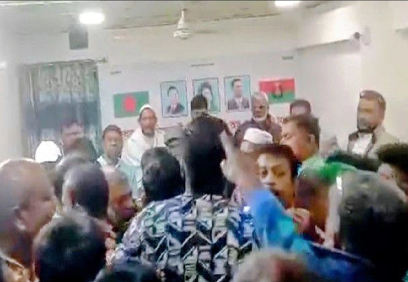 রাজশাহীতে বিএনপির দুই গ্রুপের সংঘষ, ককটেল বিস্ফোরণ । ডা: মো: হাফিজুর রহমান (পান্না), রাজশাহী ব্যুরো