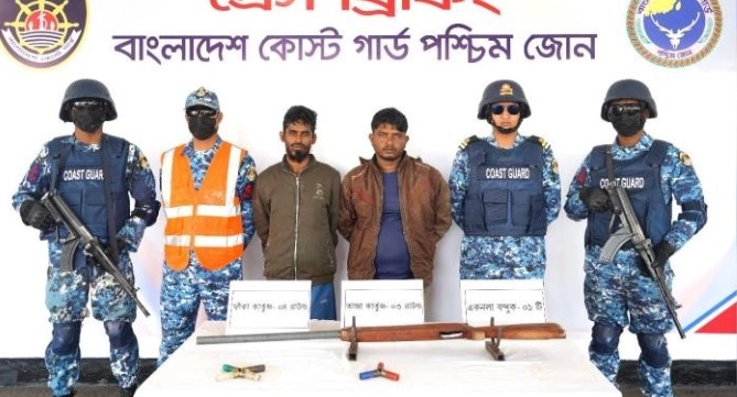 সুন্দরবনে অস্ত্রসহ দুই ডাকাত আটক । মোংলা প্রতিনিধি