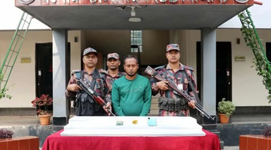 যশোরে ৬৯ লক্ষ টাকার স্বর্ণবারসহ পাচারকারী আটক  ¦ ছবি: গ্রামের কাগজ