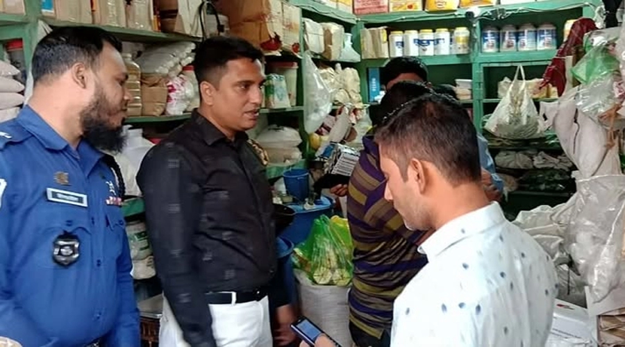 যশোরে দুটি প্রতিষ্ঠানে ভোক্তা অধিদপ্তরের হানা, জরিমানা  ¦  ছবি: গ্রামের কাগজ