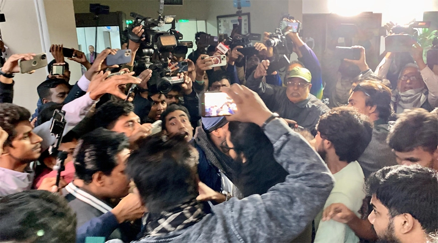 রাজশাহীতে সাংবাদিকদের হেনস্তা, তালাবদ্ধ করার হুমকি দুই এনসিপি নেতার ¦ ছবি: হাফিজুর রহমান পান্না