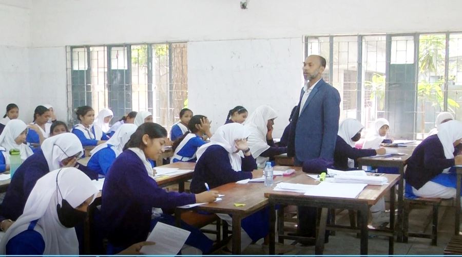 আন্দোলনের মাঝেও আজ সরকারি বালিকা বিদ্যালয়ে বার্ষিক পরীক্ষা অনুষ্ঠিত হয়েছে  ¦ ছবি: গ্রামের কাগজ