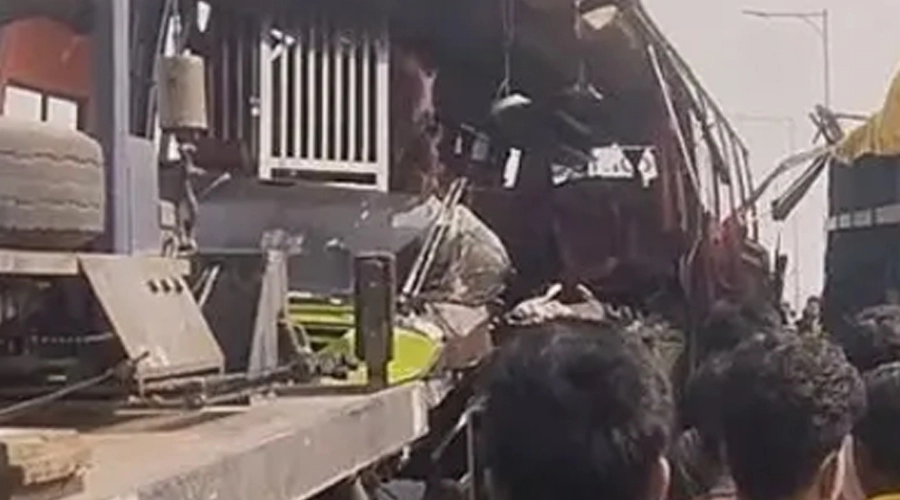 মাদারীপুরে যাত্রীবাহী বাস ট্রাকে ধাক্কা, ৩ জন নিহত, আহত ১০  ¦ প্রতিনিধি