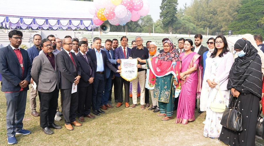 বিশ্ববিদ্যালয় স্টেডিয়ামে বেলুন উড়িয়ে প্রতিযোগিতার উদ্বোধন করেন উপাচার্য প্রফেসর ড. সালেহ হাসান নকীব  ¦ ছবি: হাফিজুর রহমান পান্না
