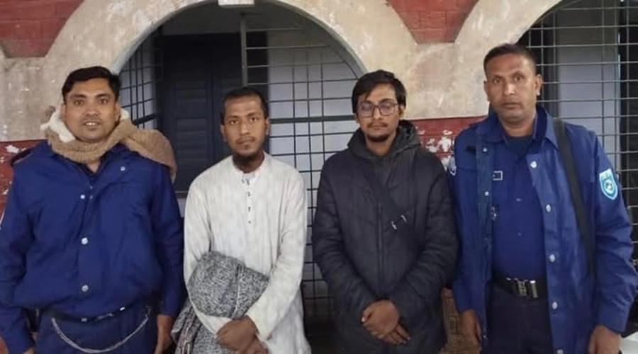 যশোরে আত্মগোপনে থাকা গাইবান্ধার বিশ্ববিদ্যালয় শিক্ষার্থী উদ্ধার ¦ ছবি: গ্রামের কাগজ