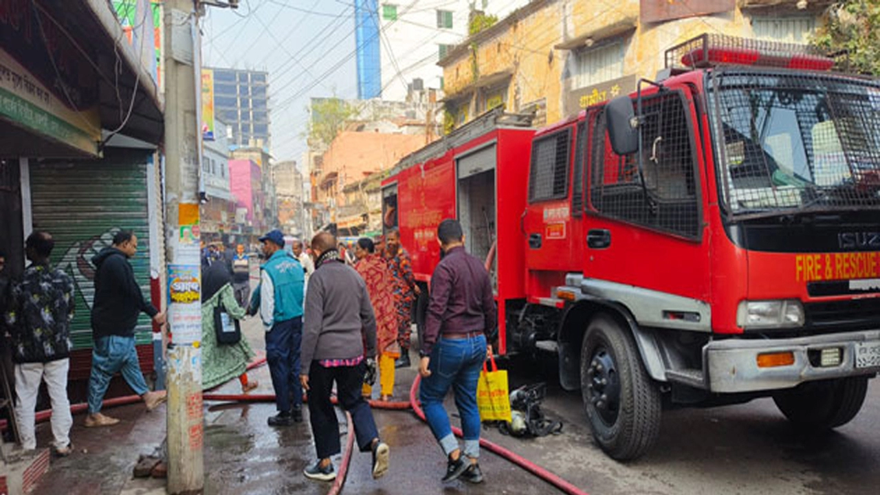 রাজশাহী সাহেব বাজার কাপড়পট্টি মার্কেটে আগুন, ৩ দোকান ক্ষতিগ্রাস্ত  ¦ ছবি; হাফিজুর রহমান পান্না