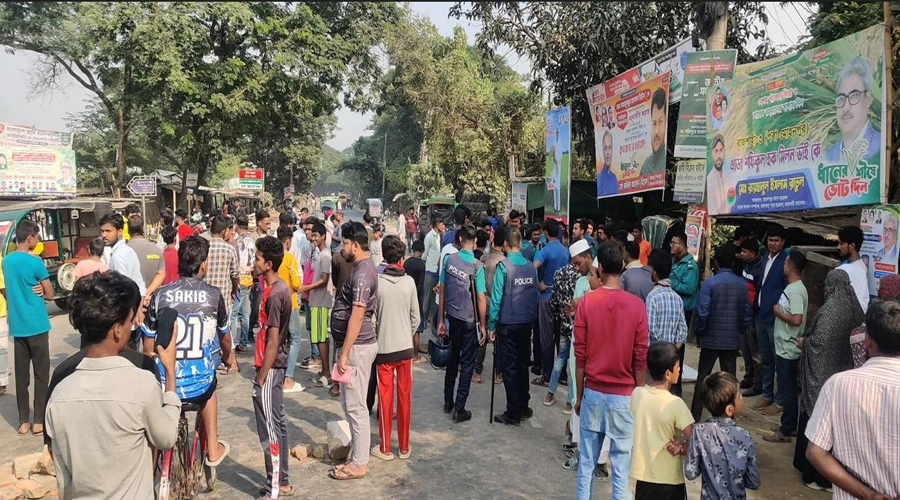রাজশাহীতে ট্রাকের ধাক্কায় স্কুলছাত্র সাদের মৃত্যু : সড়ক অবরোধে উত্তেজনা  ¦ ছবি:  হাফিজুর রহমান পান্না