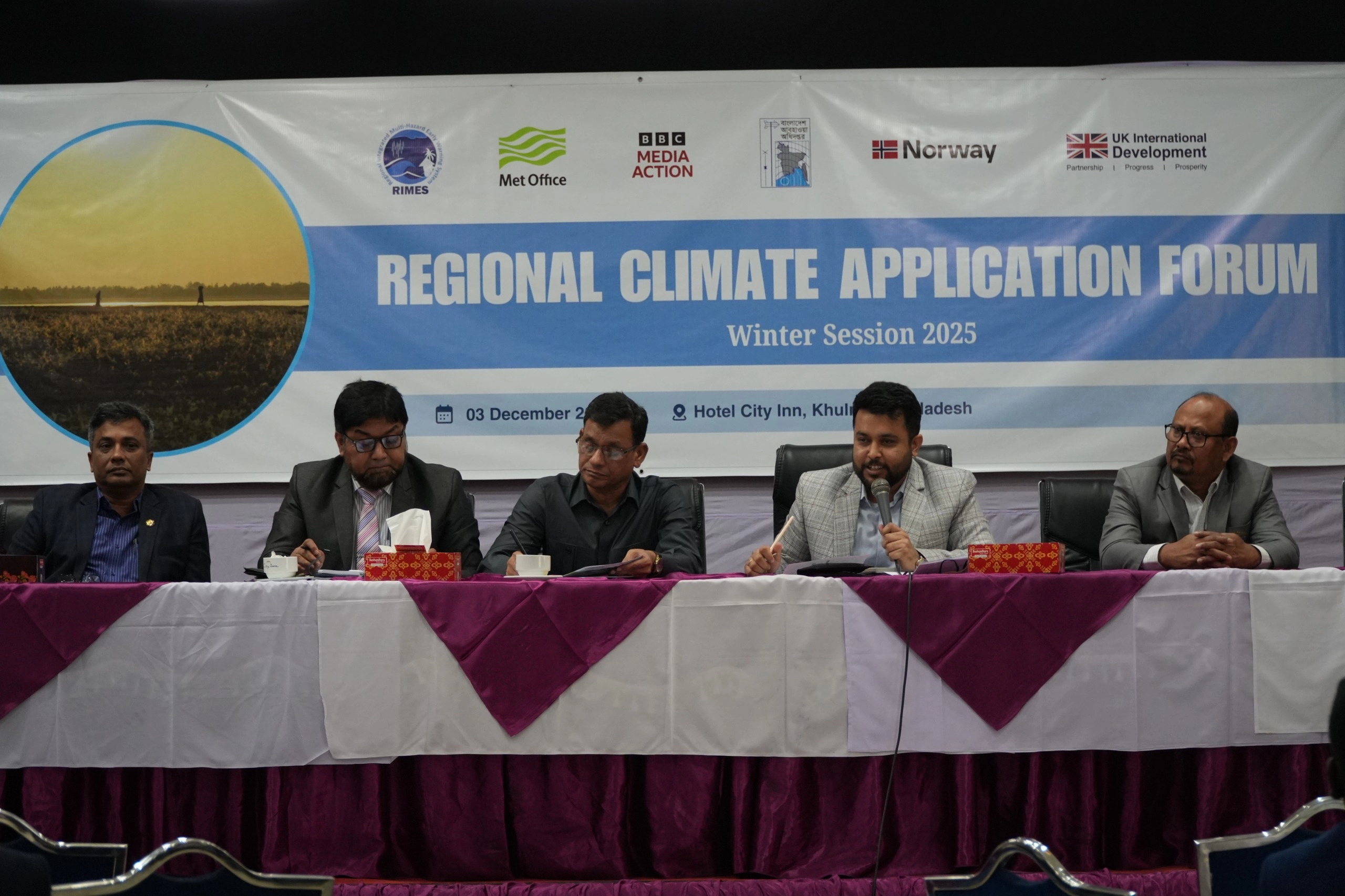 দীর্ঘমেয়াদী পূর্বাভাসের ব্যবহার বাড়াতে খুলনায়  রিজিওনাল ক্লাইমেট অ্যাপ্লিকেশন ফোরাম  । ছবি খুলনা ব্যুরো 