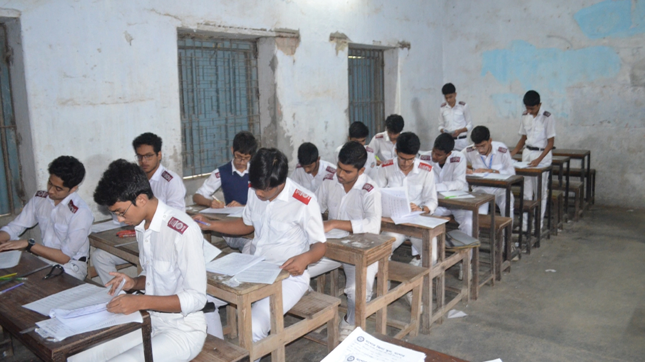 সরকারি স্কুলগুলোতে পরীক্ষা অনুষ্ঠিত হয়েছে  ¦ ছবি: গ্রামের কাগজ