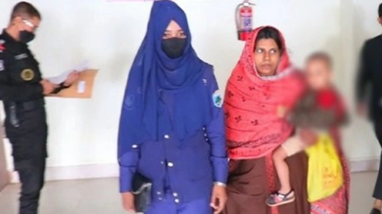 সন্তানকে কোলে নিয়েই কারাগারে গেলেন নিশি রহমান ¦  ছবি: সংগৃহীত