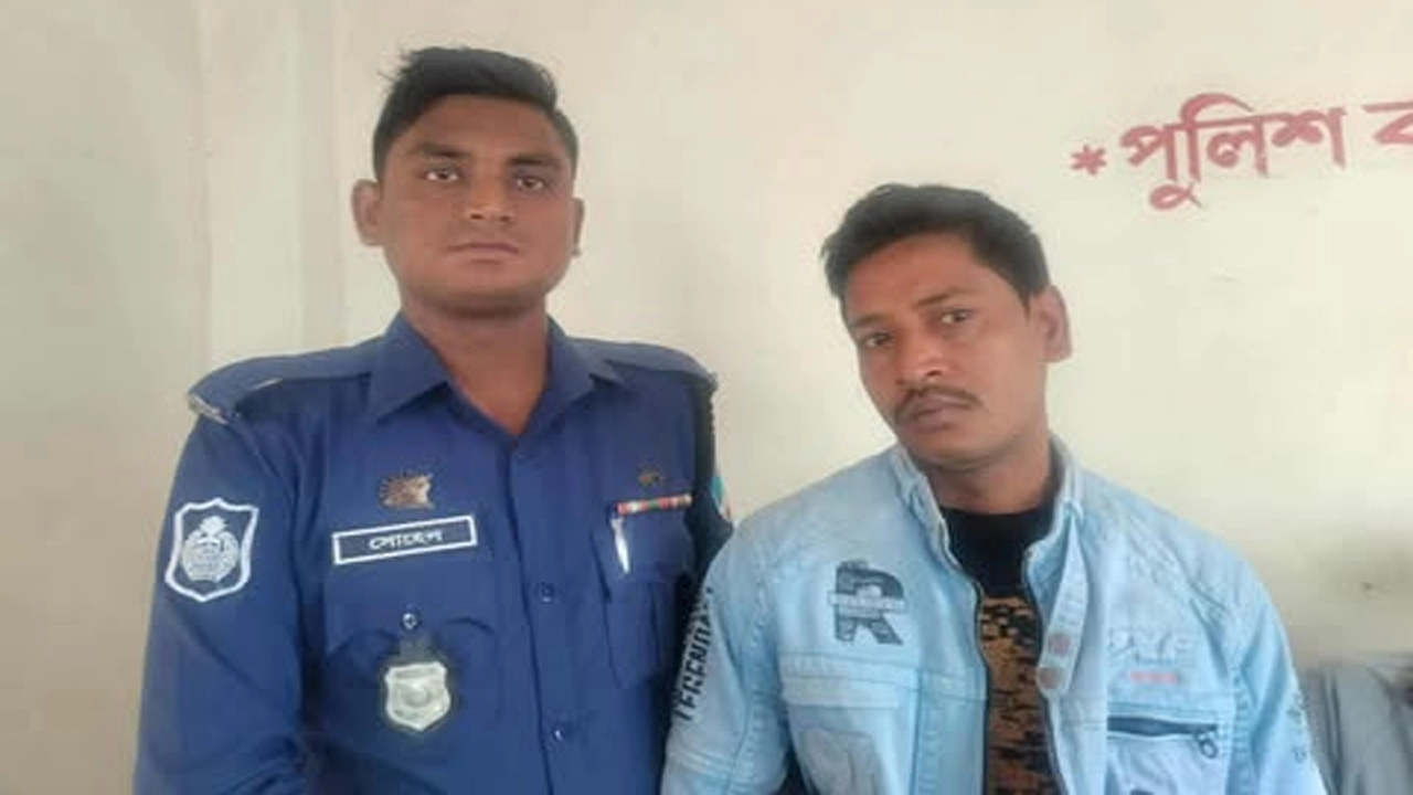 যশোর জেনারেল হাসপাতাল থেকে প্রতারক আটক  ¦ ছবি: গ্রামের কাগজ