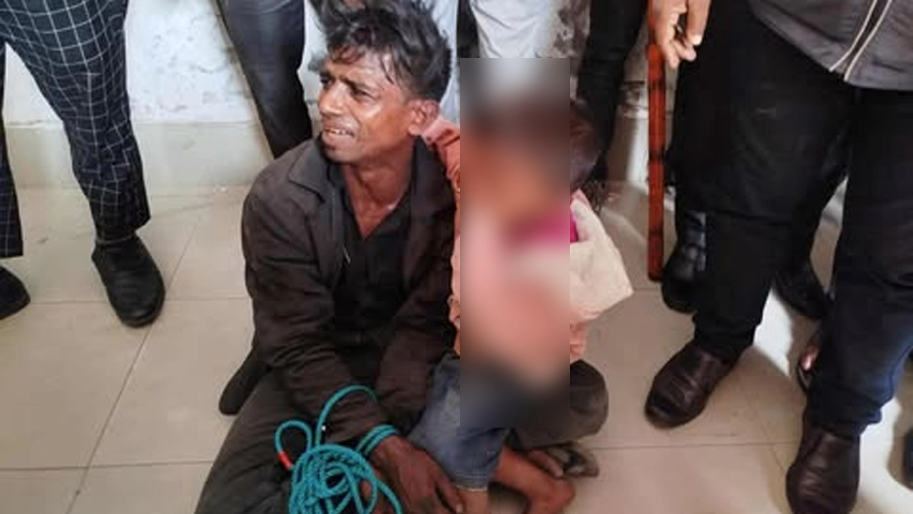 যশোর কালেক্টরেট ভবনের তার চুরির সময় যুবক আটক  ¦ ছবি: গ্রামের কাগজ