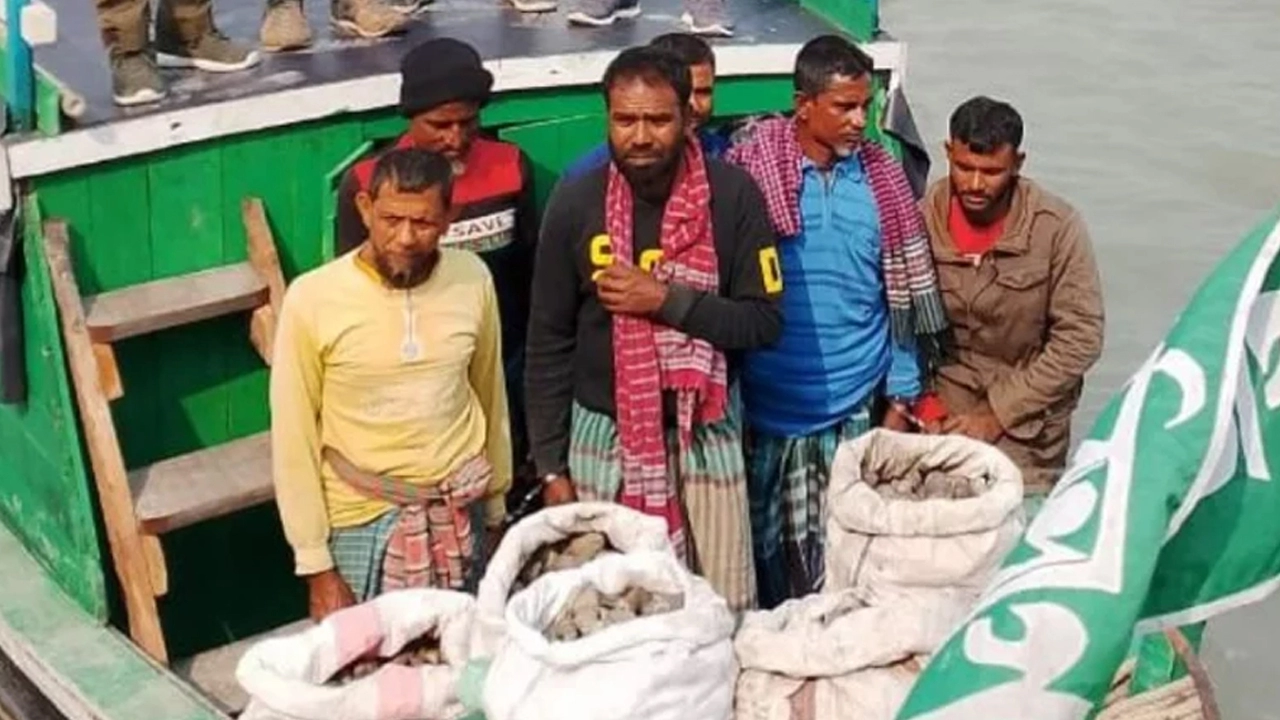 সুন্দরবনে শামুক-ঝিনুকসহ ৮ জন আটক  ¦ ছবি: প্রতিনিধি