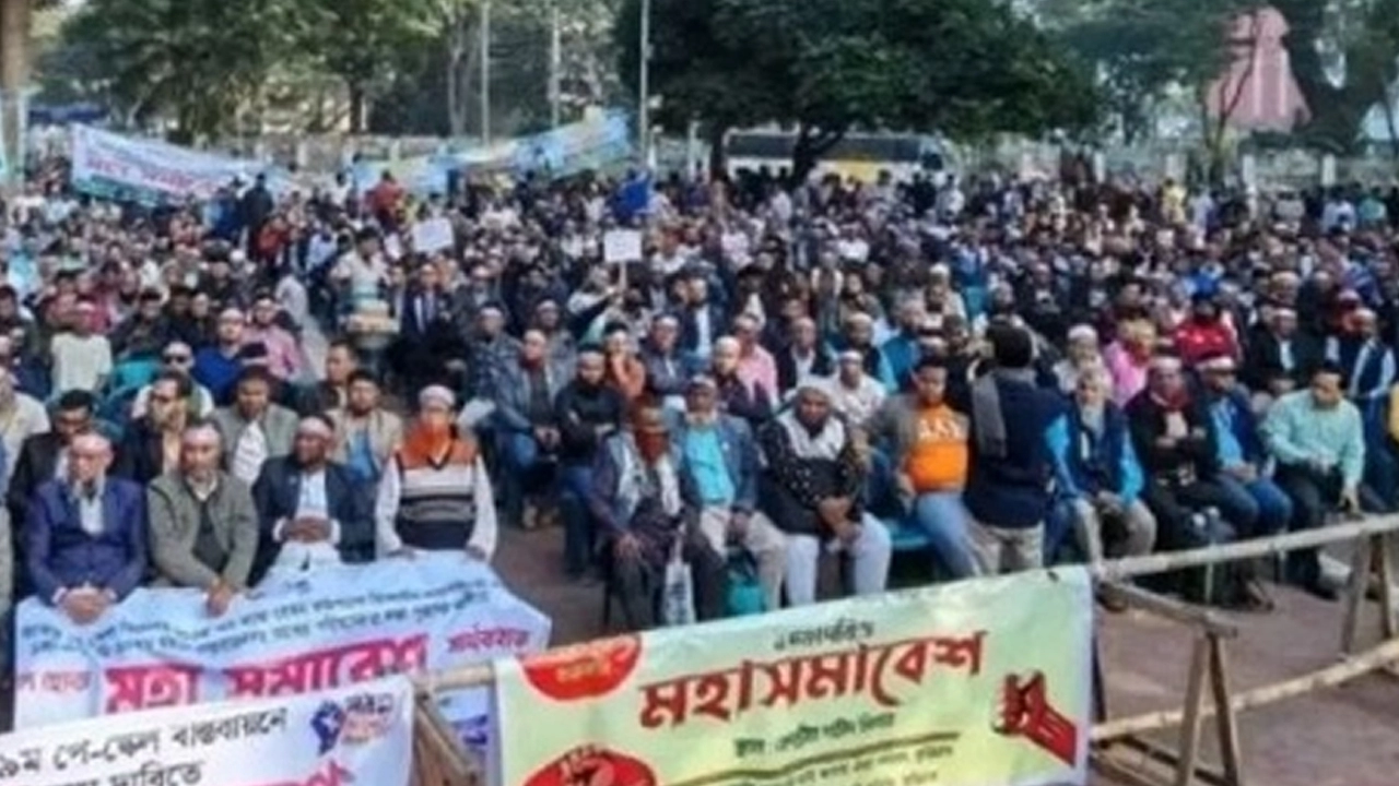 নবম পে-স্কেল বাস্তবায়নের দাবিতে সরকারি কর্মচারীদের মহাসমাবেশ  ¦ ছবি: সংগৃহীত