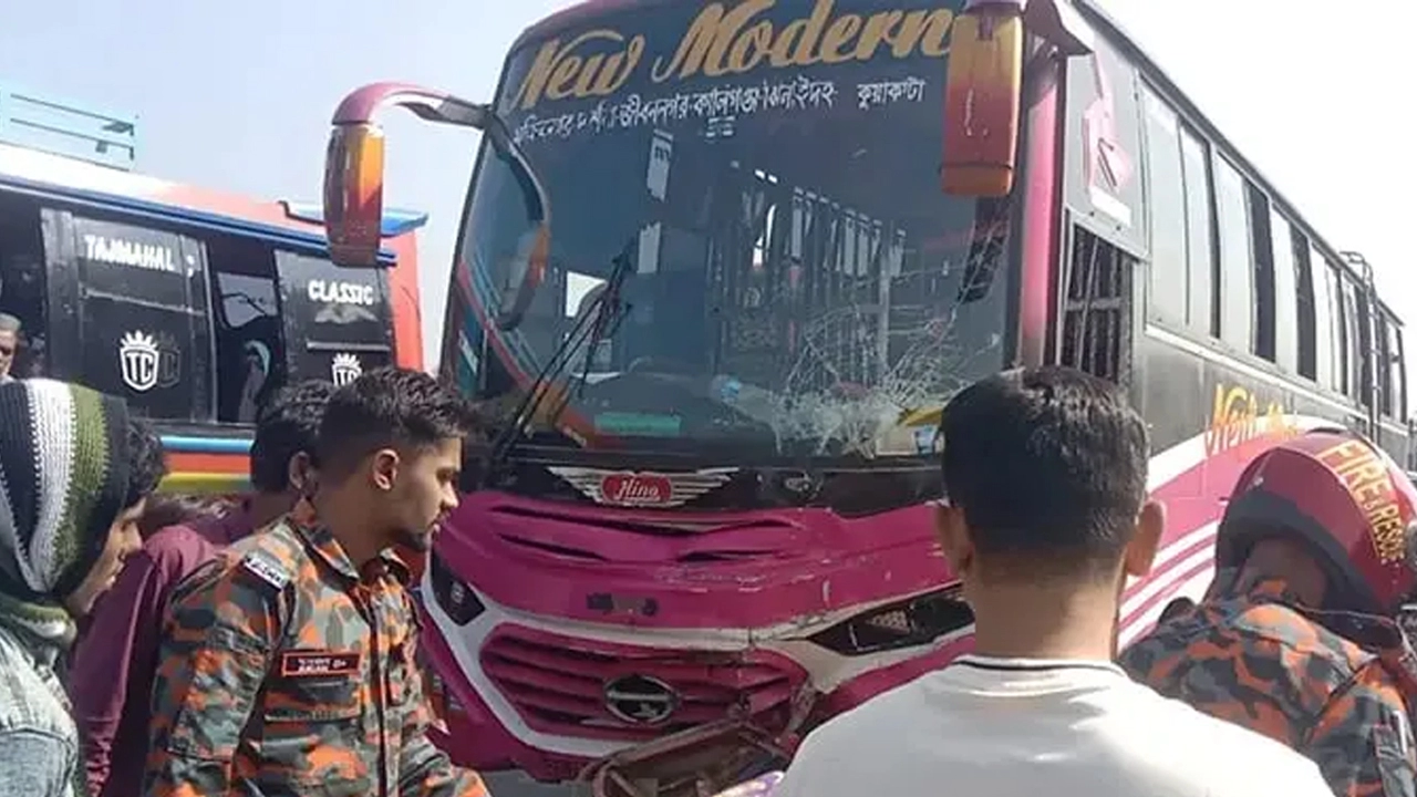 ভাঙ্গায় বাসচাপায় অটোরিকশার ৩ যাত্রী নিহত, আহত ৪  ¦ ছবি: সংবাদদাতা