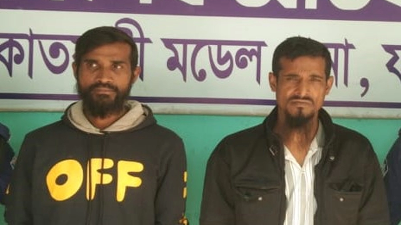 যশোরে যৌথ বাহিনীর অভিযানে দুই মাদক ব্যবসায়ী আটক  ¦ ছবি: গ্রামের কাগজ