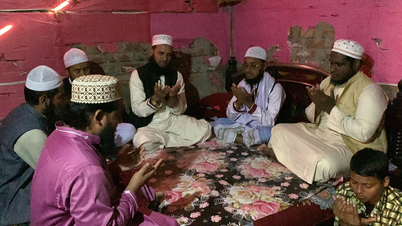 খালেদা জিয়ার সুস্থতা কামনায় রাজশাহীতে দোয়া মাহফিল  ¦  ছবি: হাফিজুর রহমান পান্না