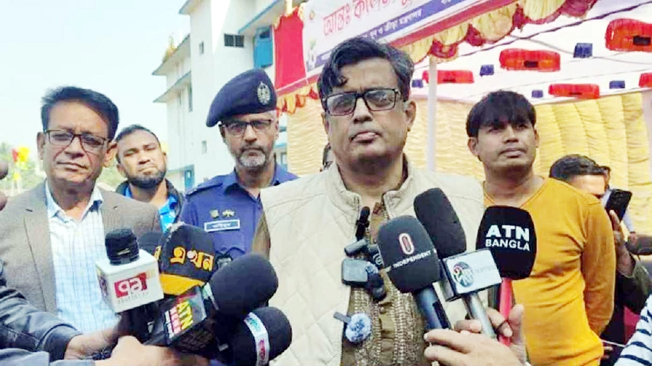 মাগুরা সরকারি মডেল স্কুল মাঠে আন্তঃকলেজ ফুটবল টুর্নামেন্ট উদ্বোধন শেষে সাংবাদিকদের সঙ্গে কথা বলেন শফিকুল আলম ¦ ছবিসূত্রঃ  ঢাকা মেইল