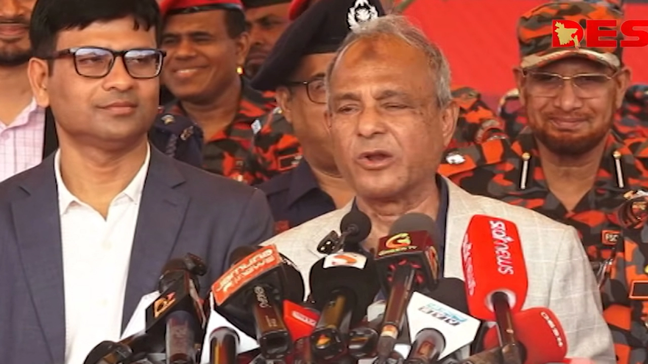 নারায়ণগঞ্জের রূপগঞ্জের পূর্বাচলে ফায়ার সার্ভিস ও সিভিল ডিফেন্সের ট্রেনিং গ্রাউন্ডে আয়োজিত অনুষ্ঠানে প্রধান অতিথির বক্তব্যে দিচ্ছেন স্বরাষ্ট্র উপদেষ্টা লেফটেন্যান্ট জেনারেল (অব.) জাহাঙ্গীর আলম চৌধুরী  ¦ ছবি: সংগৃহীত