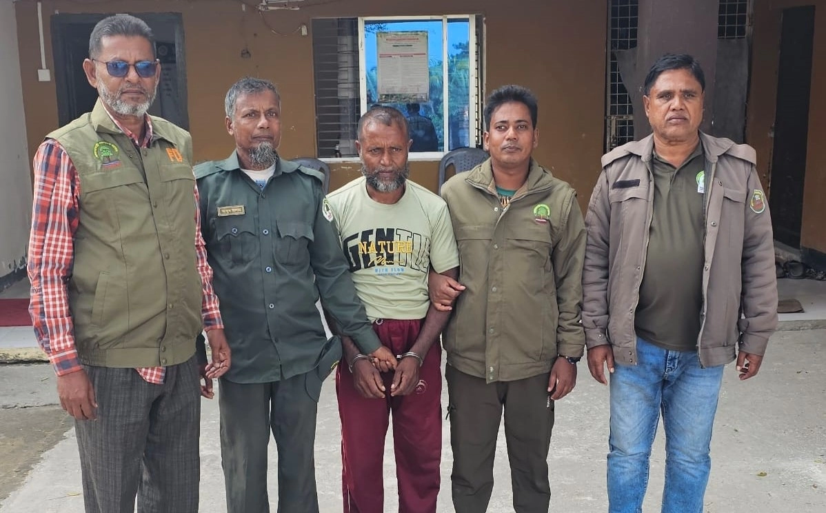 সুন্দরবনের অভয়ারণ্য এলাকায় অভিযান চালিয়ে তিনটি নৌকা সহ একজন আটক  । স্টাফ রিপোর্টার, শ্যামনগর (সাতক্ষীরা)