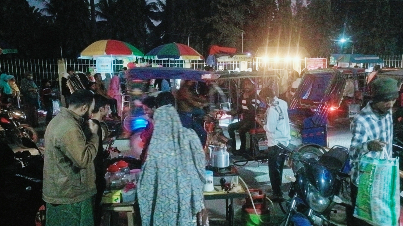 নওগাঁর ফুটপাত দখল: পথচারীদের দুঃসহ ভোগান্তি ও যানজটের নতুন চিত্র  ¦ ছবি: প্রতিনিধি