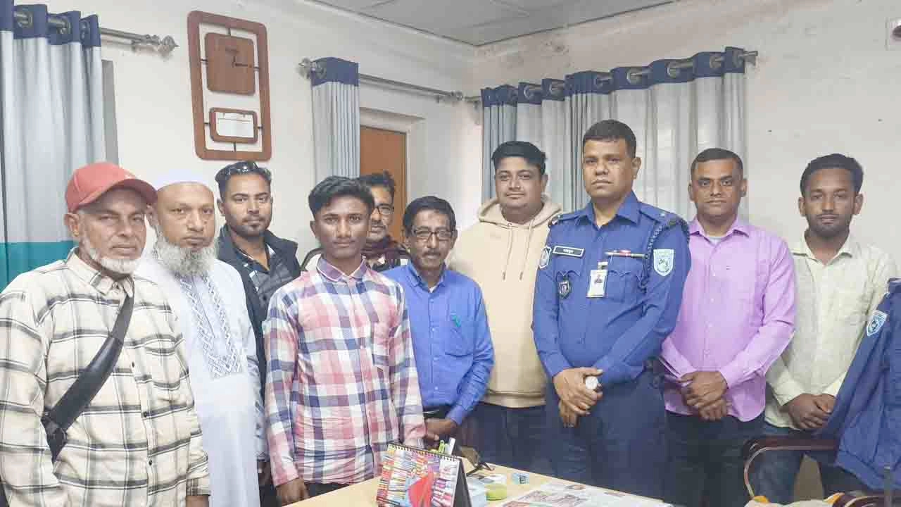 ঘোড়াঘাট থানার অফিসার ইনচার্জ (ওসি) মো. নাজমুল হক বদলি জনিত কারণে দায়িত্ব ছাড়ার প্রাক্কালে স্থানীয় সাংবাদিকদের সঙ্গে এক সৌজন্য সাক্ষাৎ করেন ¦ ছবি: প্রতিনিধি