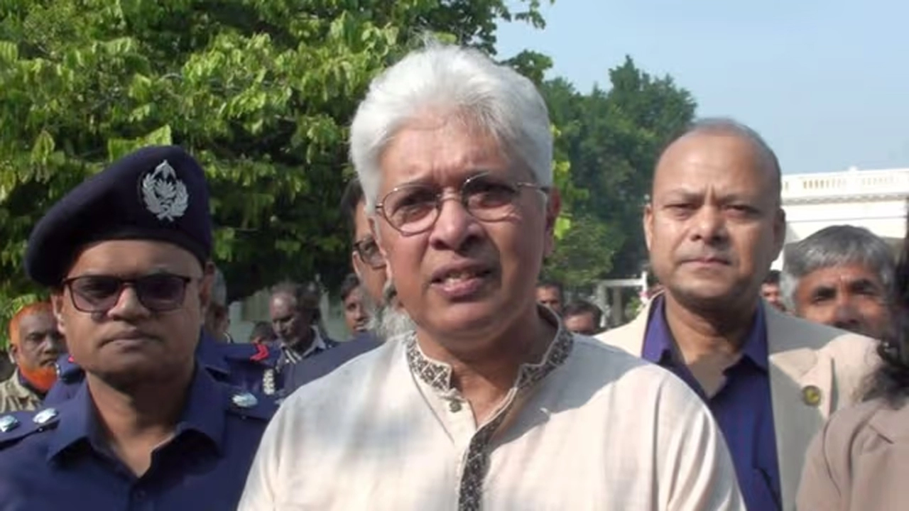 শিল্প উপদেষ্টা আদিলুর রহমান খান জানিয়েছেন, বিদেশ থেকে চিনি আমদানি আপাতত বন্ধ রাখা হয়েছে  ¦ ছবি: সংবাদদাতা