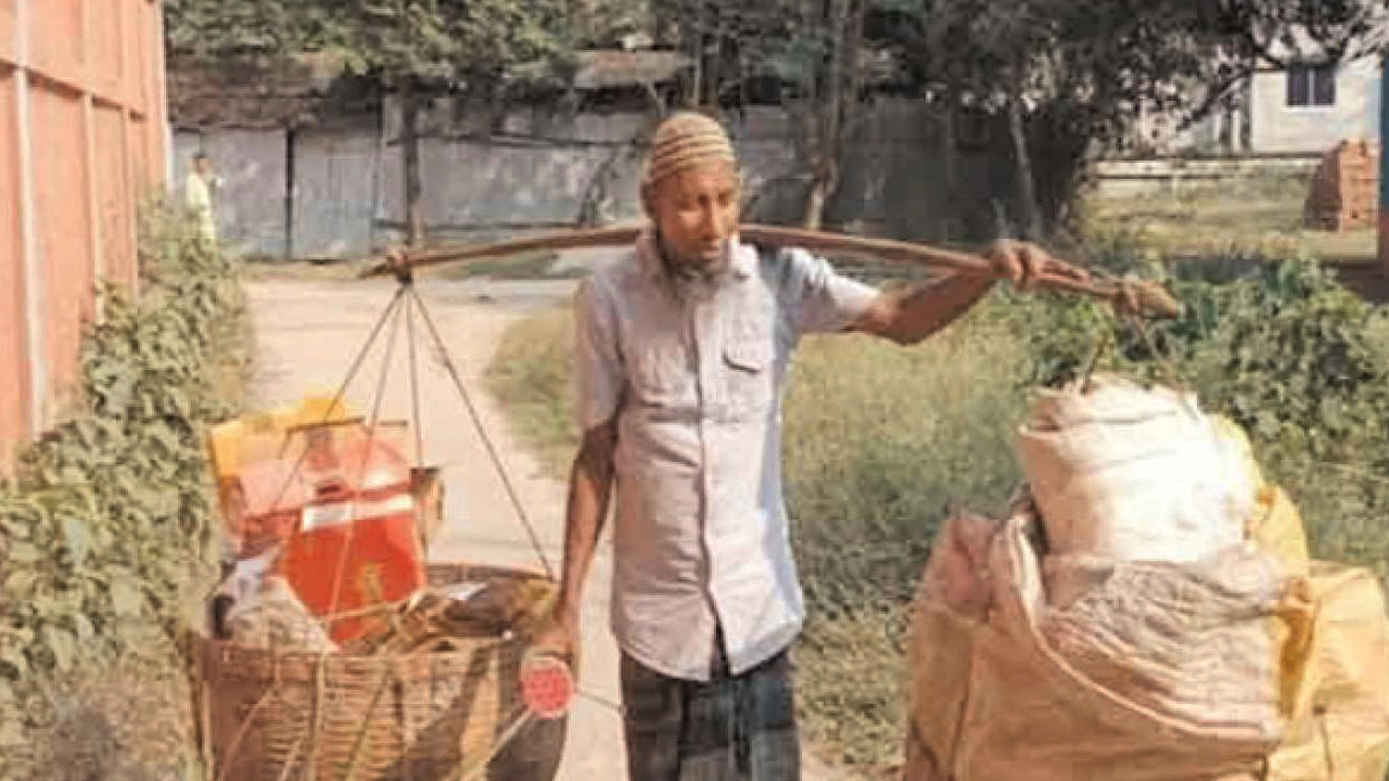 দিনাজপুরে অন্ধ আব্দুল মাবুদের সংগ্রাম ¦ ছবি: প্রতিনিধি