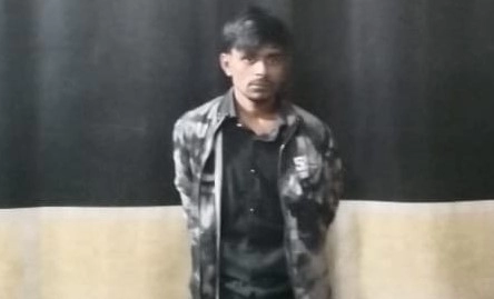 যশোরে অস্ত্র, ককটেল, গুলিসহ সন্ত্রাসী মুরাদ আটক । ছবি গ্রামের কাগজ