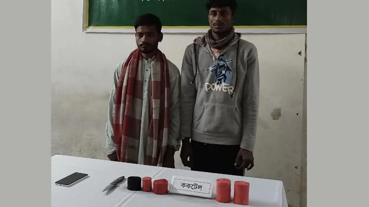 যশোরে যৌথবাহিনীর অভিযানে ককটেল বোমা ও বার্মিজ চাকুসহ আটক দু'যুবক | গ্রামের কাগজ