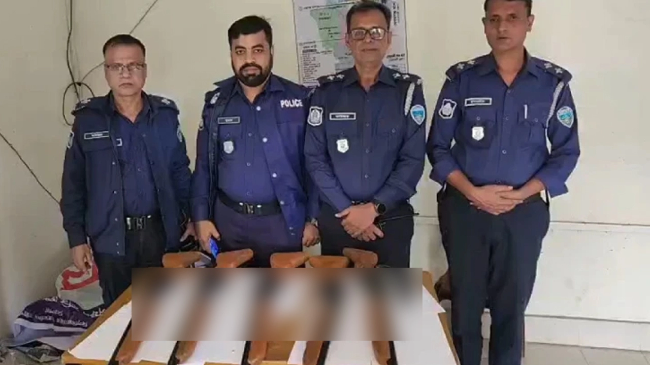 নোয়াখালীর কবরস্থান থেকে ৫ রাইফেল ও একটি এলজি উদ্ধার  ¦ ছবি: সংগৃহীত