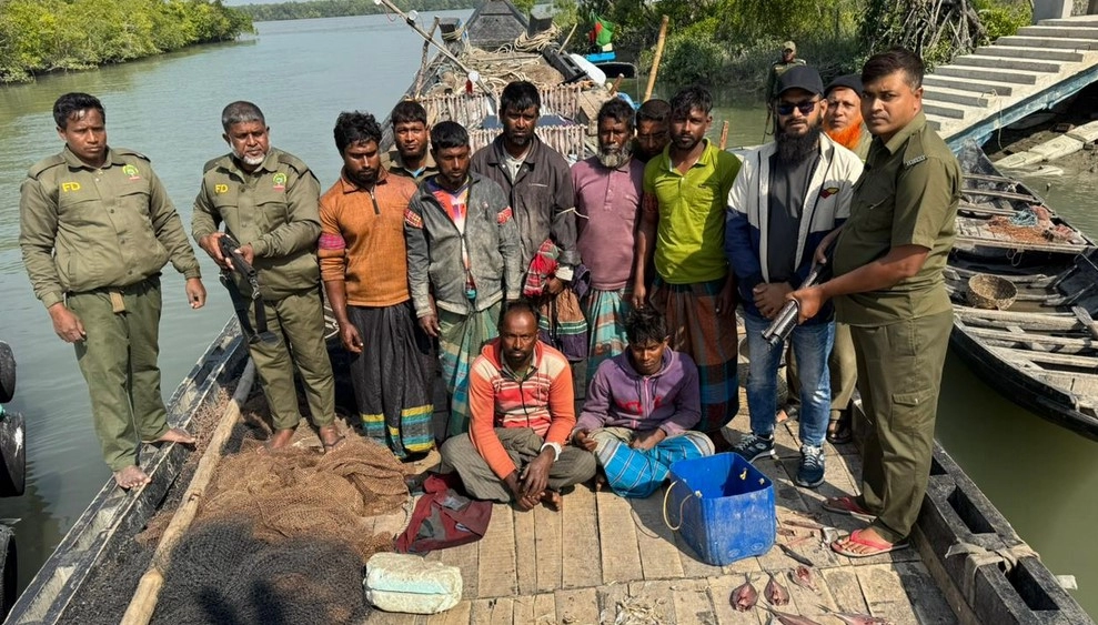 সাতক্ষীরার মান্দারবাড়ীয়া  অভয়ারণ্য এলাকায় ট্রলারসহ ৭  জন আটক ।  ছবি-শ্যামনগর প্রতিনিধি