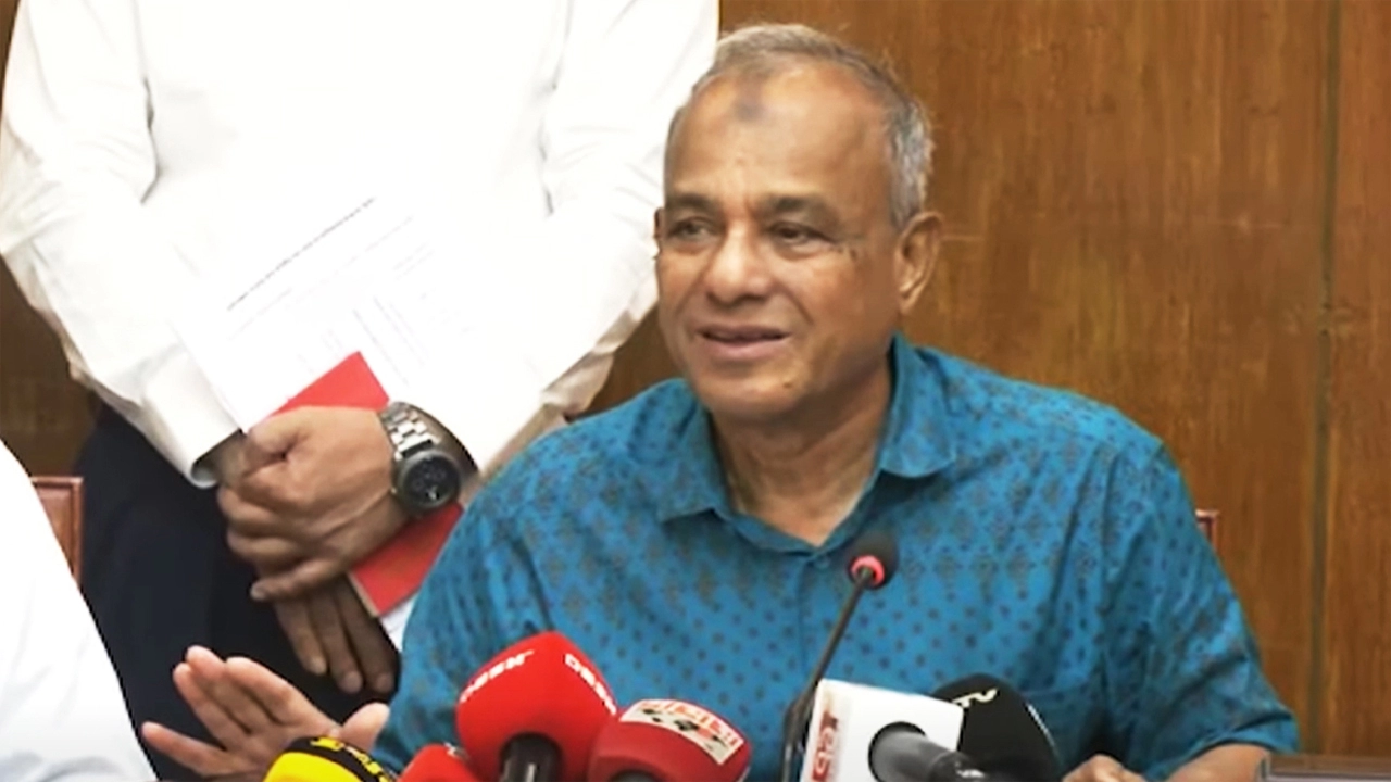 সচিবালয়ে অনুষ্ঠিত আইনশৃঙ্খলা সংক্রান্ত কোর কমিটির বৈঠক শেষে সাংবাদিকদের সঙ্গে আলাপকালে স্বরাষ্ট্র উপদেষ্টা মো. জাহাঙ্গীর আলম চৌধুরী