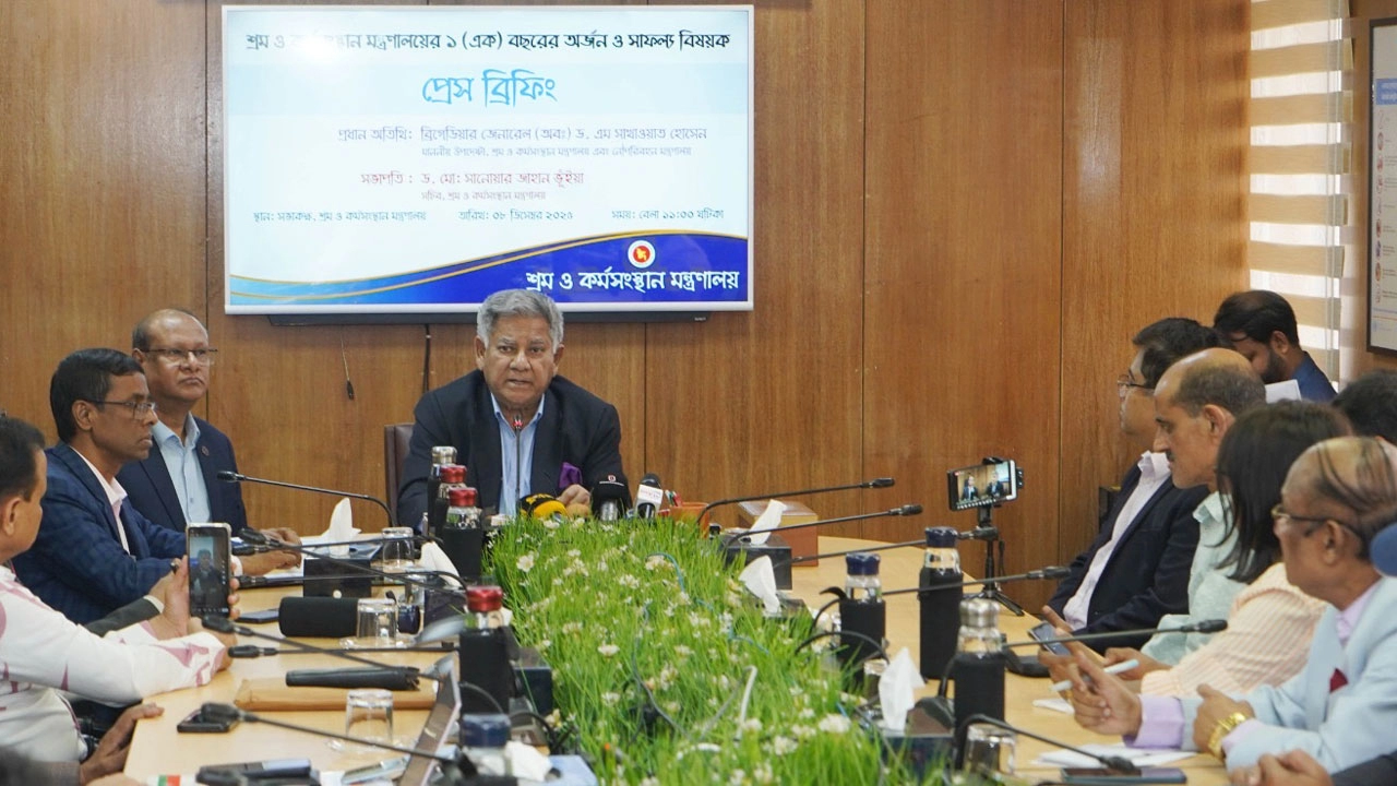 সচিবালয়ে শ্রম ও কর্মসংস্থান মন্ত্রণালয়ে এক সংবাদ সম্মেলনে শ্রম উপদেষ্টা এম সাখাওয়াত হোসেন ¦ ছবি: সংগৃহীত