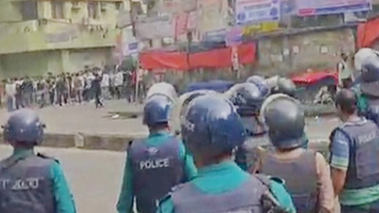 ঢাকা কলেজ ও আইডিয়াল কলেজ শিক্ষার্থীদের সংঘর্ষ, ৮ পুলিশ সদস্য আহত ¦  ছবি: সংগৃহীত