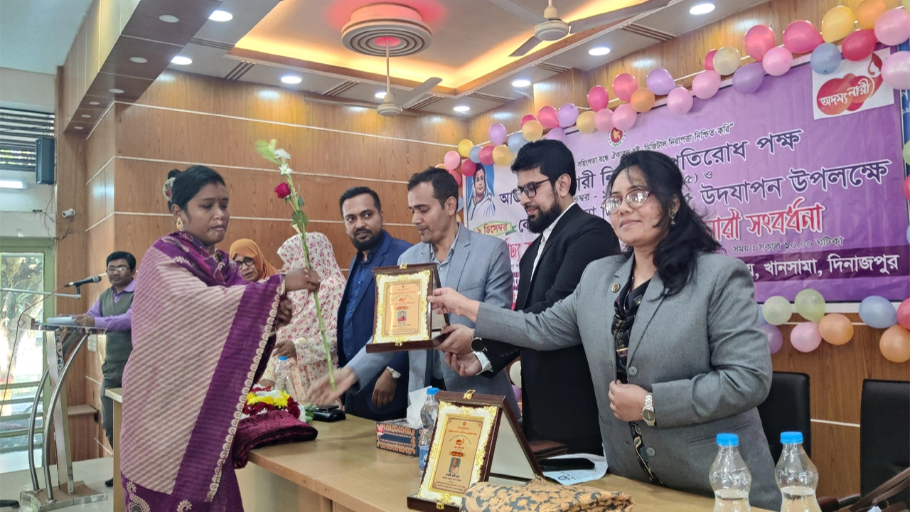 বেগম রোকেয়া দিবসে খানসামায় সম্মাননা স্মারক ও ফুলে অদম্য নারীদের সংবর্ধনা প্রদান  ¦ ছবি: প্রতিনিধি