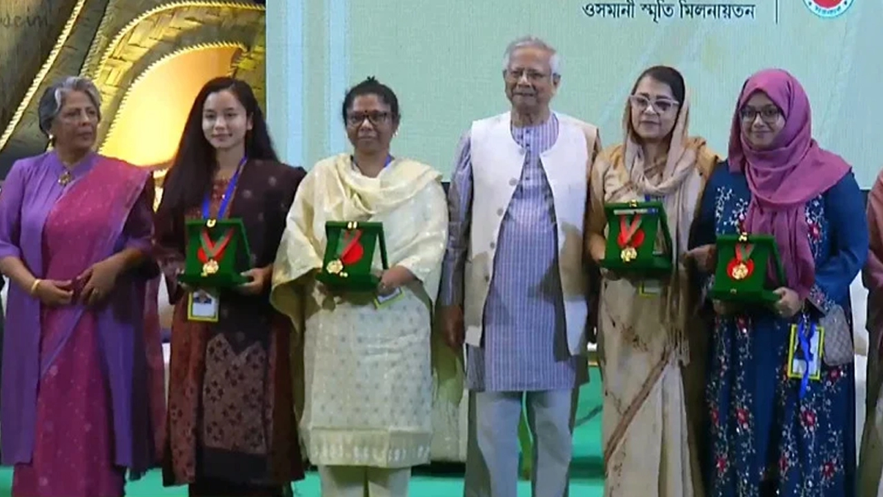 চার বিশিষ্ট নারীর হাতে বেগম রোকেয়া পদক তুলে দিলেন প্রধান উপদেষ্টা