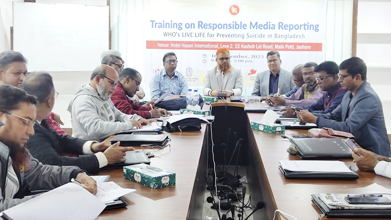 ‘আত্মহত্যা প্রতিরোধে দায়িত্বশীল মিডিয়া রিপোর্টিং’ বিষয়ে যশোরের গণমাধ্যমকর্মীদের প্রশিক্ষণ  ¦ ছবি: গ্রামের কাগজ