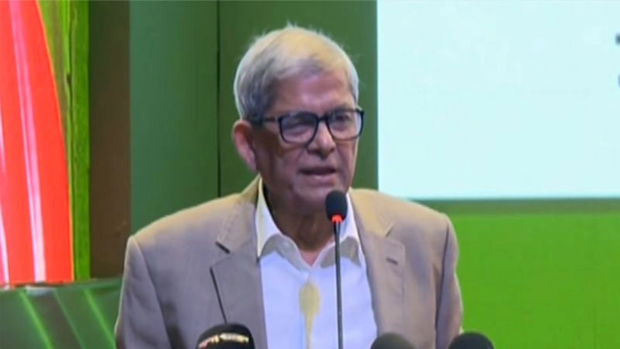 রাজধানীর খামারবাড়ি কৃষিবিদ ইনস্টিটিউশন মিলনায়তনে অনুষ্ঠিত বিএনপির “দেশ গড়ার পরিকল্পনা” কর্মসূচির পঞ্চম দিনের উদ্বোধনী অনুষ্ঠানে মির্জা ফখরুল ইসলাম আলমগীর ¦ ছবি: সংগৃহীত