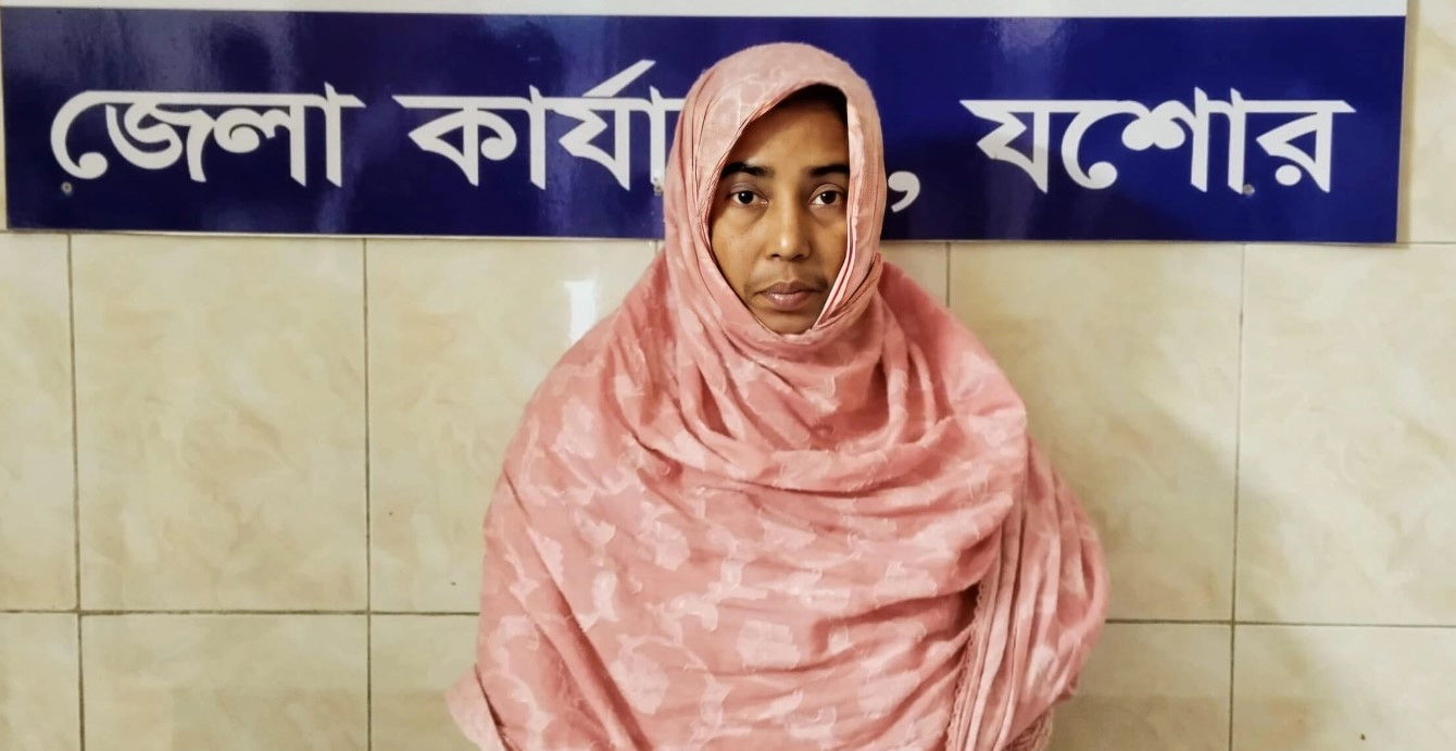 আটক রোজিনা খাতুন । ছবি-গ্রামের কাগজ