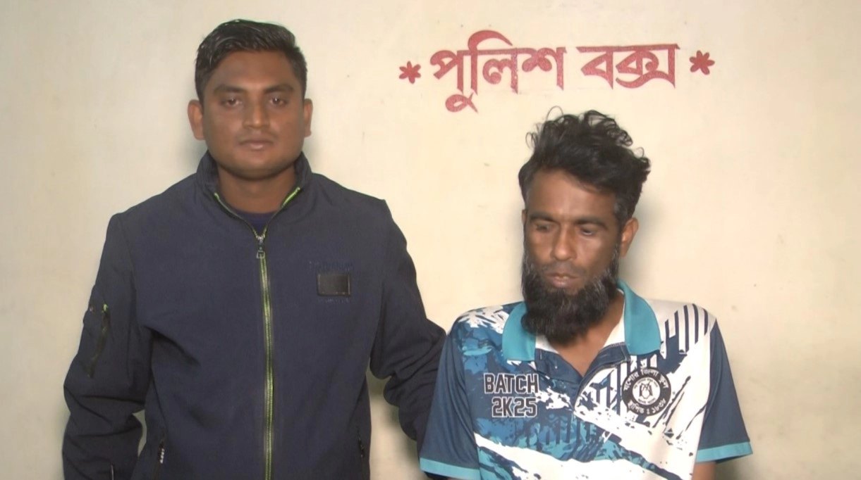 আটক রাসেল মুন্সি । ছবি-গ্রামের কাগজ