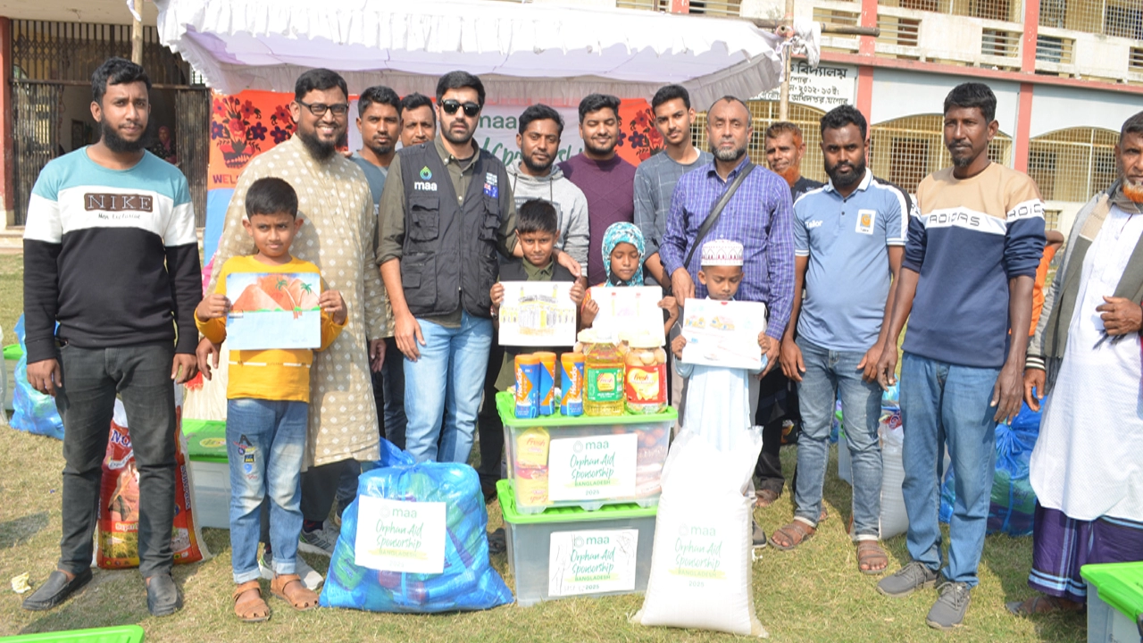 রামনগরে এতিম শিশুদের মাঝে খাদ্যসামগ্রী ও পোশাক বিতরণ  ¦ ছবি: গ্রামের কাগজ