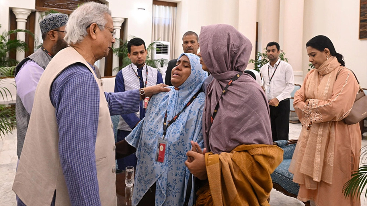 প্রধান উপদেষ্টার সঙ্গে ওসমান হাদির পরিবারের সাক্ষাৎ  ¦ ছবি: সংগৃহীত