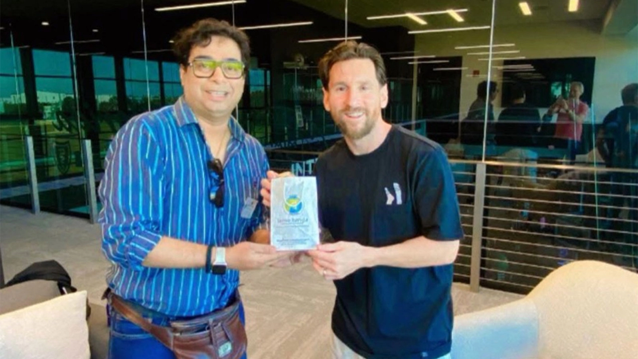 সাতদ্রু দত্ত এবং লিওনেল মেসি  ¦  ছবি: ফেসবুক থেকে নেয়া