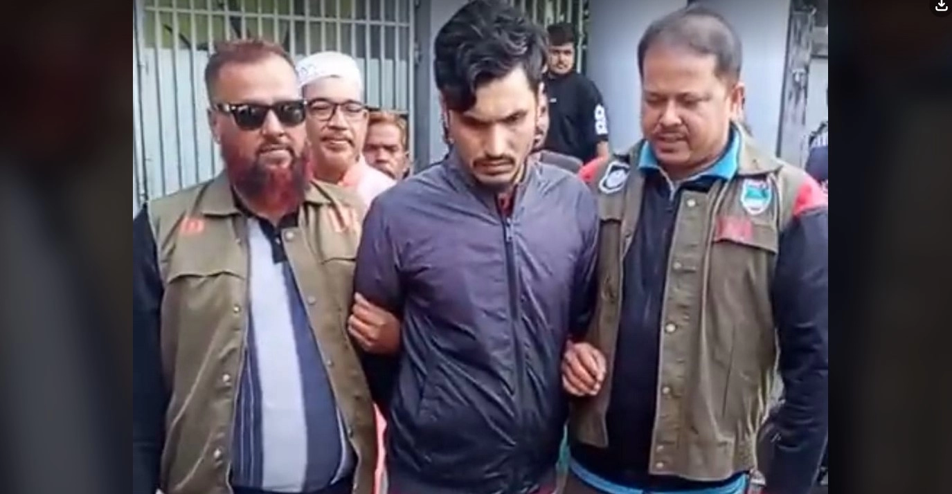 যশোরে ডাকাতির ঘটনায় অভিযুক্ত আটক । ছবি গ্রামের কাগজ