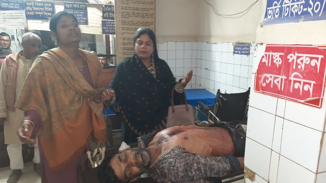 যশোর সদর উপজেলার পাগলাদাহ মালোপাড়ায় প্রকাশ্যে পিতার সামনে ছেলেকে উপর্যুপরি ছুরিকাঘাতে হত্যা করেছে দুর্বৃত্তরা ¦ ছবি: গ্রামের কাগজ