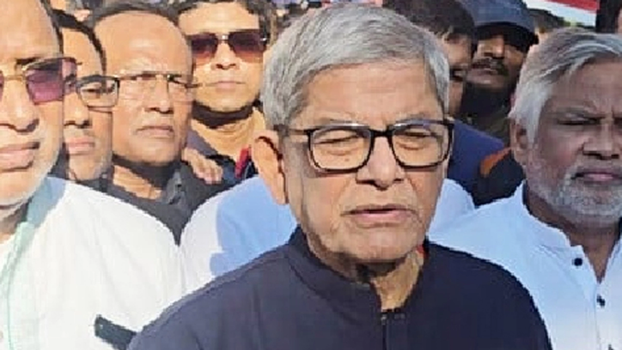 মিরপুরের শহীদ বুদ্ধিজীবী স্মৃতিসৌধে পুষ্পস্তবক অর্পণের পর সাংবাদিকদের সঙ্গে কথা বলছেন বিএনপির মহাসচিব মির্জা ফখরুল ইসলাম আলমগীর ¦ ছবি: সংগৃহীত